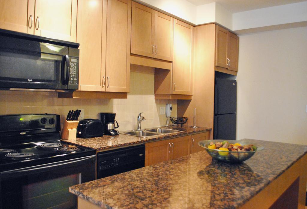 Livingsuites Toronto - 20 Blue Jays Way Dış mekan fotoğraf