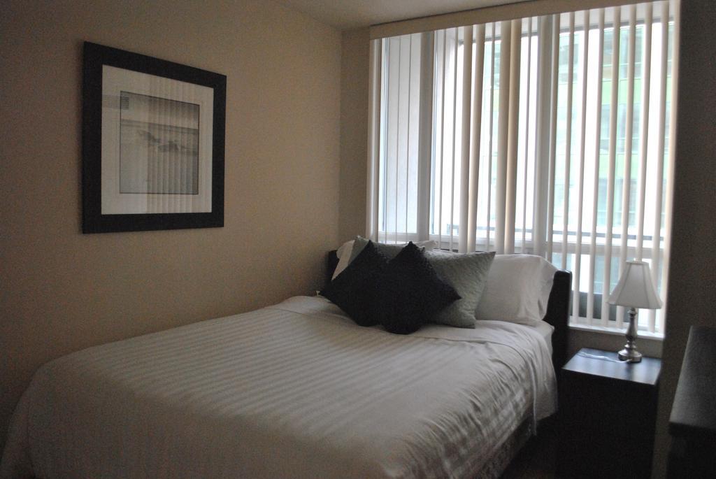 Livingsuites Toronto - 20 Blue Jays Way Dış mekan fotoğraf